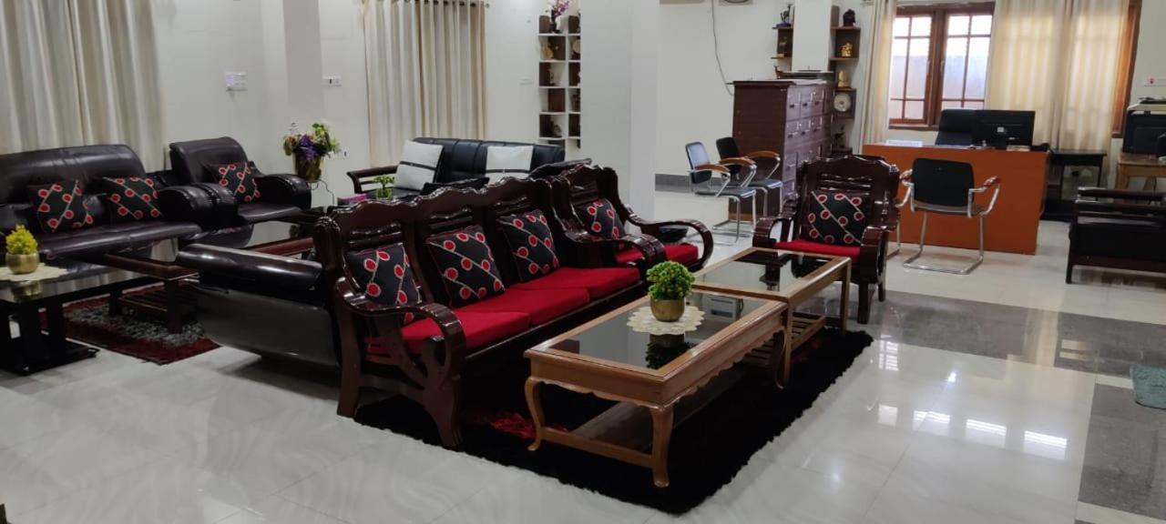 Iranyai Homestay Imphal Exteriör bild