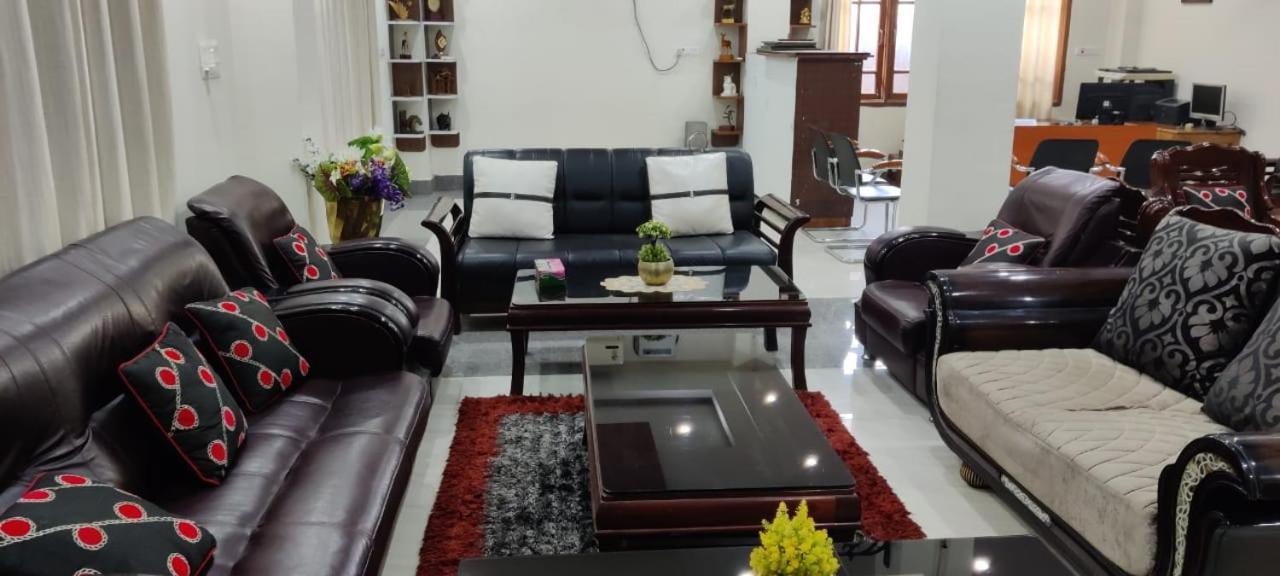 Iranyai Homestay Imphal Exteriör bild